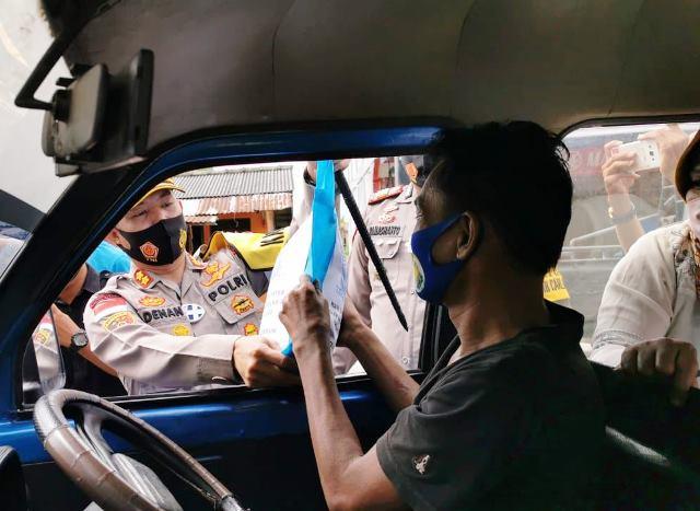 Dikira Razia, Warga Karimun Kaget Diberi Masker dan Sembako Gratis