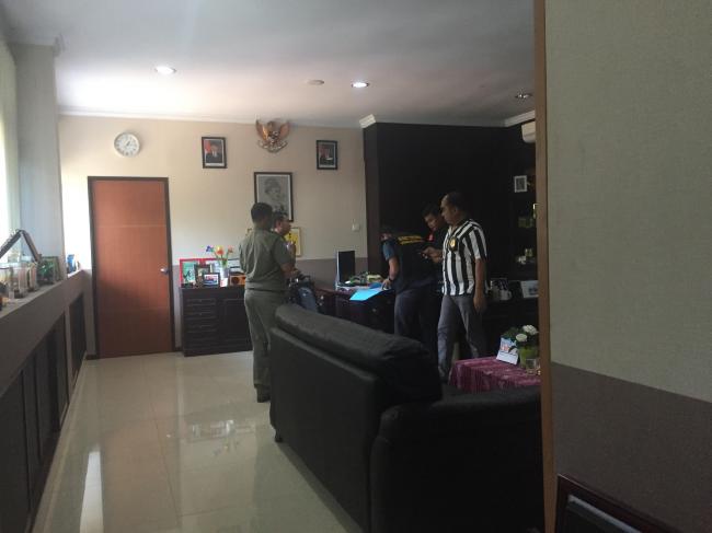 Petugas Ditreskrimsus Geledah Ruangan Dendi Purnomo