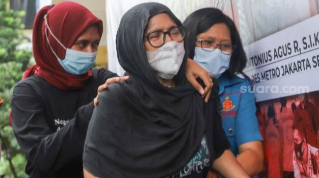 Tangis Iyut Bing Slamet saat Konferensi Pers Kasus Sabu