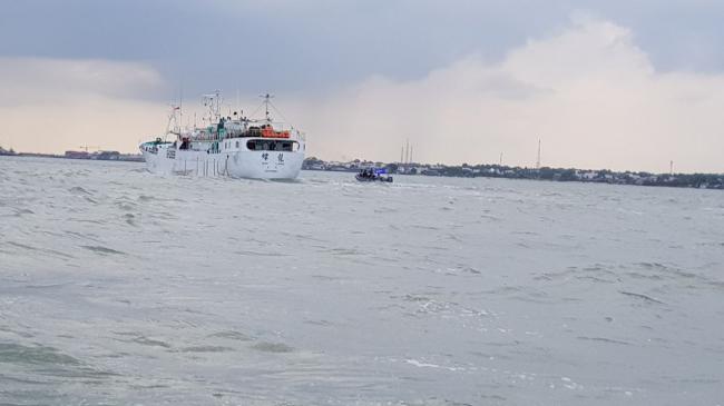 Penampakan Kapal Win Long Pembawa Sabu Saat Digiring di Tengah Laut