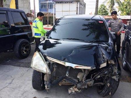 Toyota Avanza Tak Bertuan Terbalik di Karimun, Pengemudi Kabur