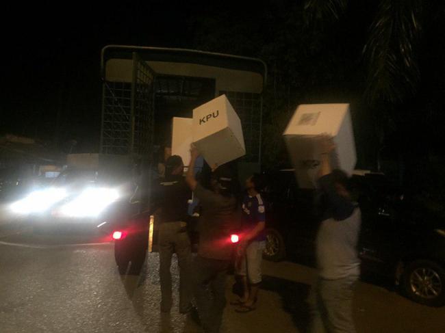 Distribusi Logistik ke Tiap TPS Batam Masih Berlangsung Hingga Malam