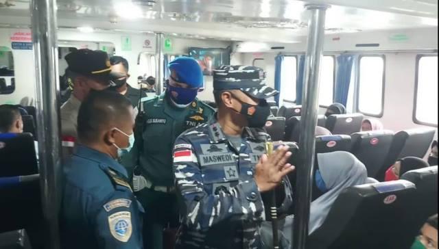 Tertibnya Penumpang Kapal saat Sidak Prokes Danlanal Karimun