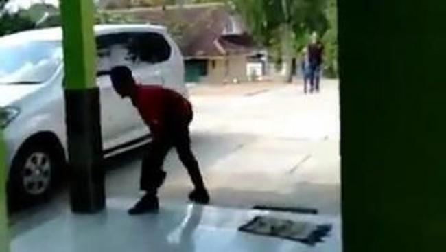 Viral Siswa SMP Ancam Guru Pakai Parang Minta Kembalikan Hp