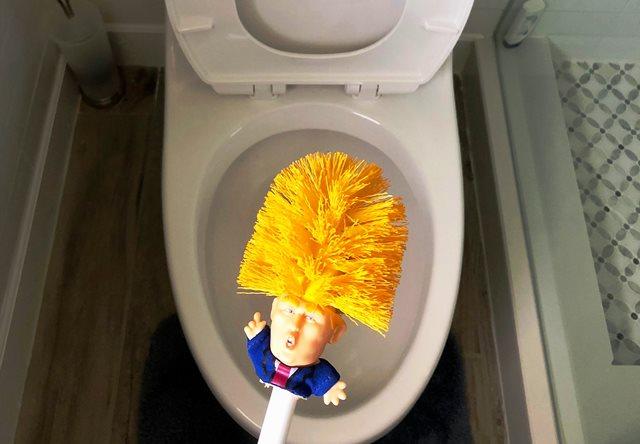 Sikat WC Donald Trump Laris Manis Terjual di Internet