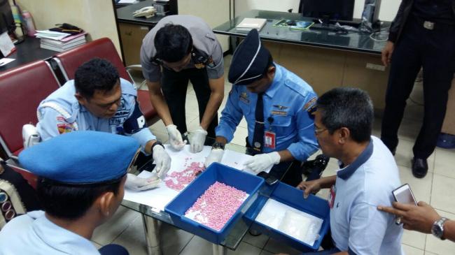 Wanita 28 Tahun Tertangkap Petugas Bandara Hang Nadim Bawa 2.000 Ekstasi dan Sabu