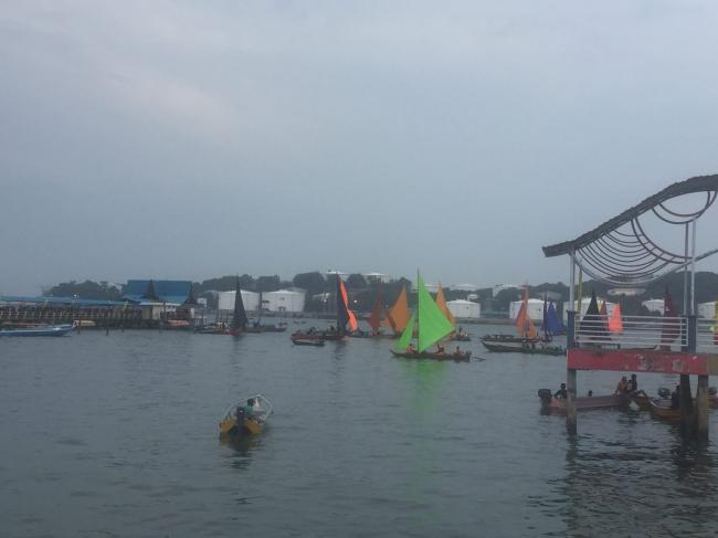 Perahu Layar Warna-warni Hiasi Laut di Belakangpadang