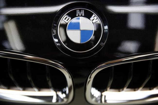 Petani Ini Curi Ayam untuk Beli Bensin Mobil BMW-nya