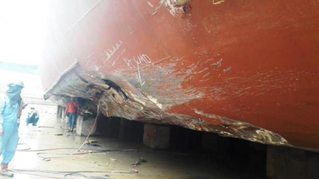 Penampakan KM Bukit Raya Penyok Usai Tabrak Karang
