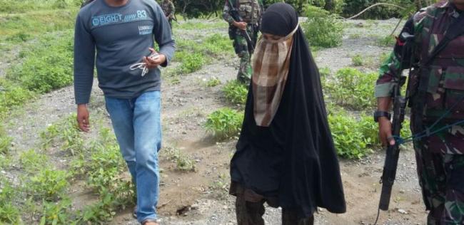 Begini Penampakan Istri Santoso Saat Ditangkap Petugas
