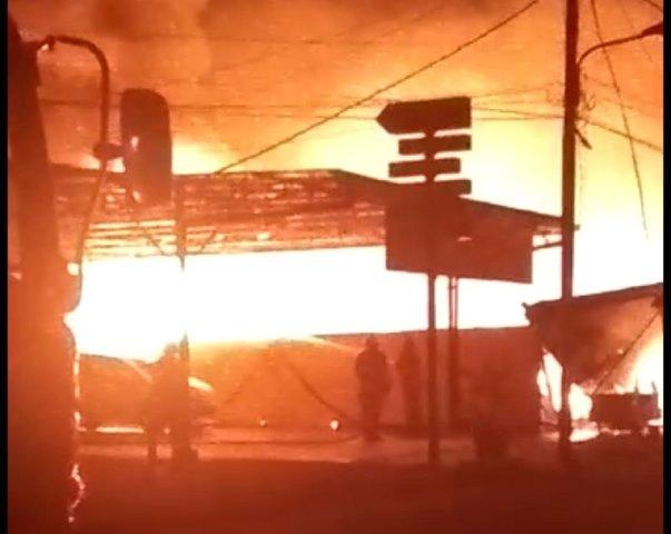 Diwarnai Ledakan, Kebakaran Hanguskan Belasan Kios di Karimun