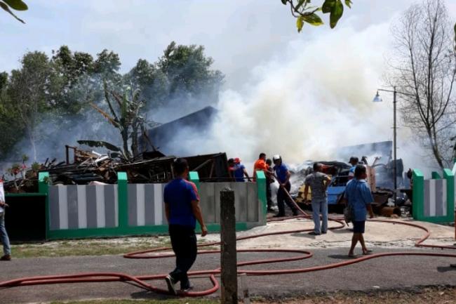 Gudang Kardus dan Barang Bekas di Singkep Hangus Terbakar
