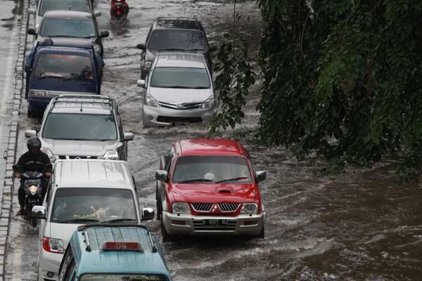 Tips Aman Mobil Melewati Banjir dari Pebalap Rifat Sungkar
