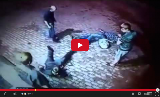 [VIDEO] Seorang Kakek Hajar Dua Preman yang Mem-bully-nya, Satu Orang Pingsan