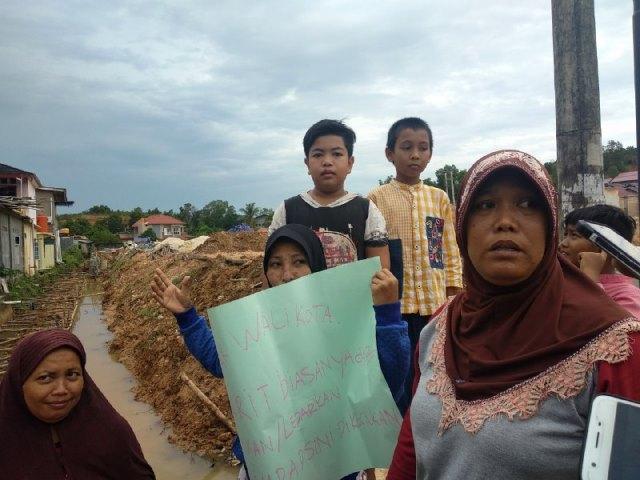 Warga Griya Bintan Asri Tanjungpinang Protes Penimbunan Parit