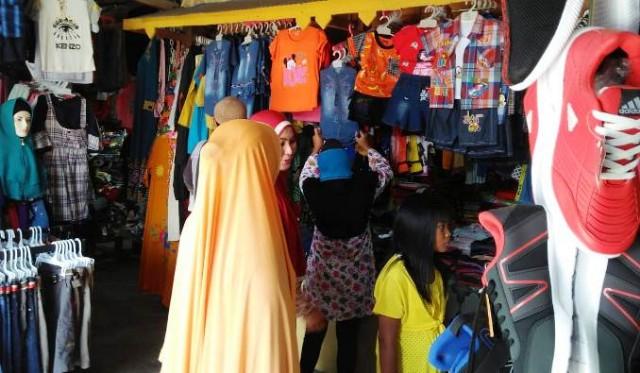 Jelang Lebaran, Warga Serbu Pertokoan di Daik Lingga