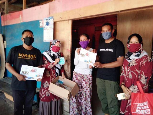 Relawan Bagikan Masker Kain untuk Pedagang di Pasar Ranai