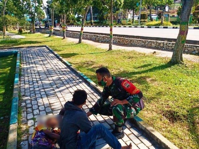 Tertidur di Taman Hijau, Dua Anak Kaget Dibangunkan Babinsa Karimun