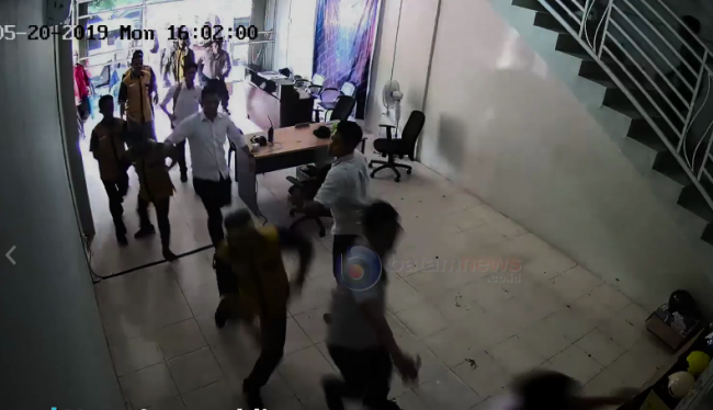 Video: Rekaman CCTV Anggota Bawaslu Batam Diintimidasi Ormas