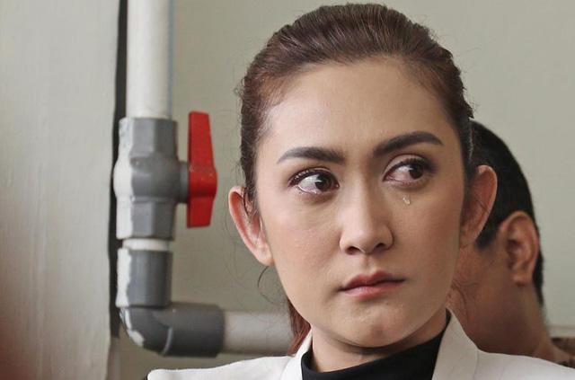 Nafa Urbach Menangis di Sidang Cerai Perdana