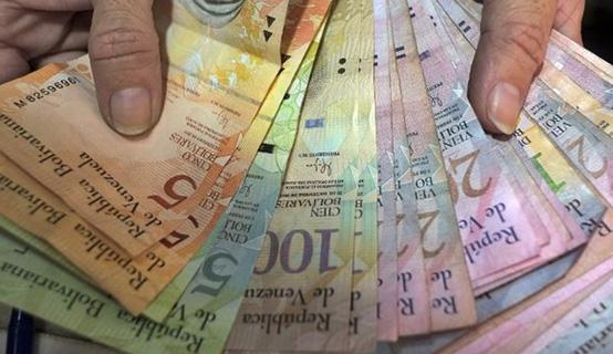 Di Negara Ini Uang Dijadikan Pembungkus Makanan Pinggir Jalan