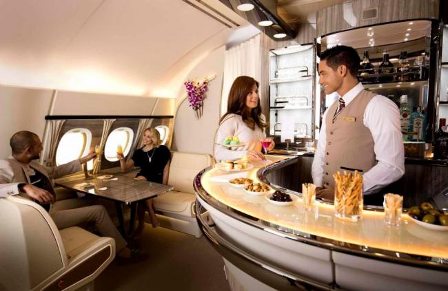 Menikmati Bar Mewah dalam Kabin Pesawat Emirates