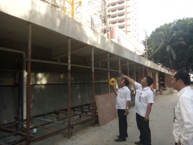 Duh, Kios Liar Permanen Dibangun di Jalan Planet Holiday Hotel