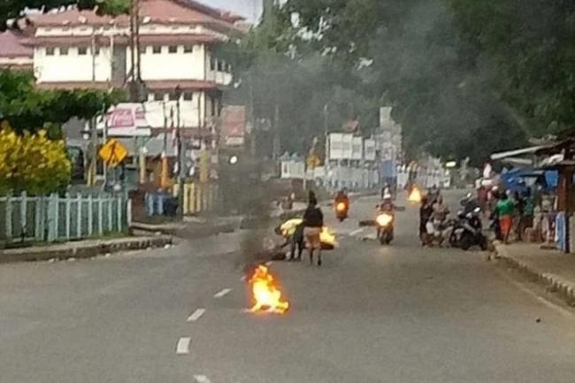 Manokwari Mencekam, Negosiasi Polisi Dibalas Lemparan Batu