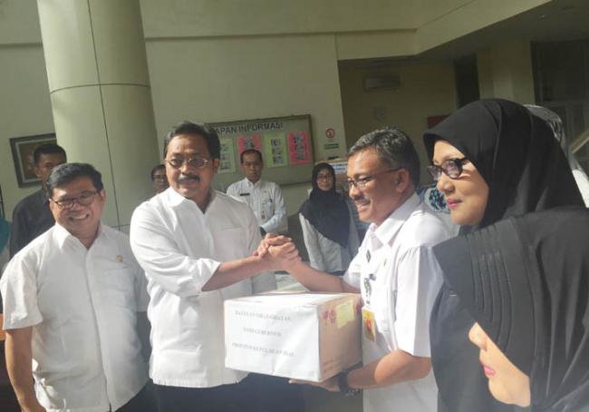 Nurdin Serahkan Langsung Bantuan Obat-obatan untuk RSUD Embung Fatimah  