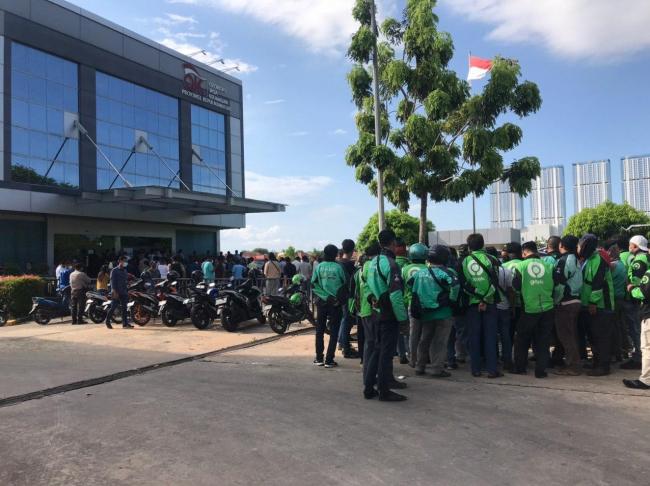 Puluhan Ojek Online di Batam Datangi OJK Tagih Relaksasi Kredit