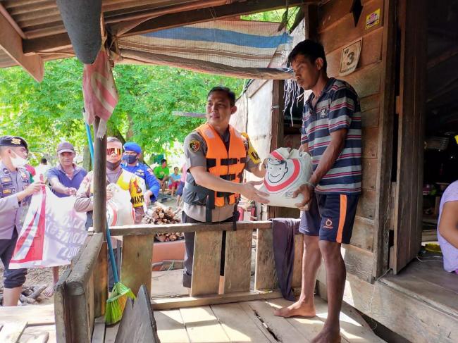 Polres Karimun Salurkan Sembako ke Warga Pesisir di Perbatasan
