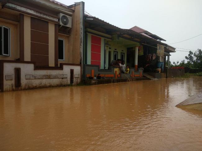 Warga Rumah Petak di Tanjungpinang Terkepung Banjir