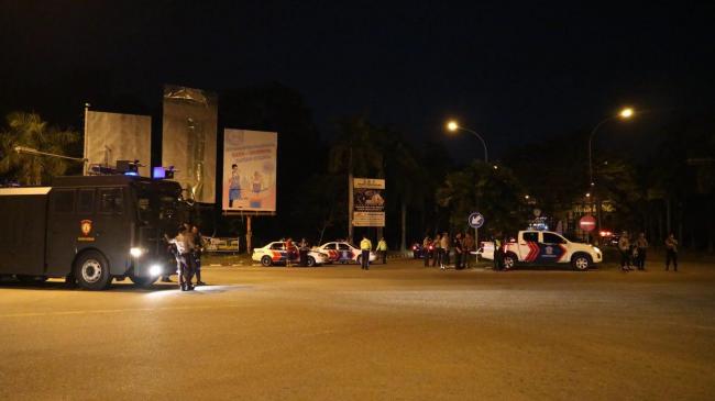 Massa Pendukung Neno Warisman Merangsek, Polisi Siapkan Water Canon