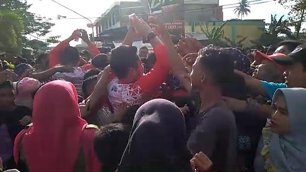 Video: Heboh, Emak-emak Ribut Rebutan Kupon MRSF di Natuna