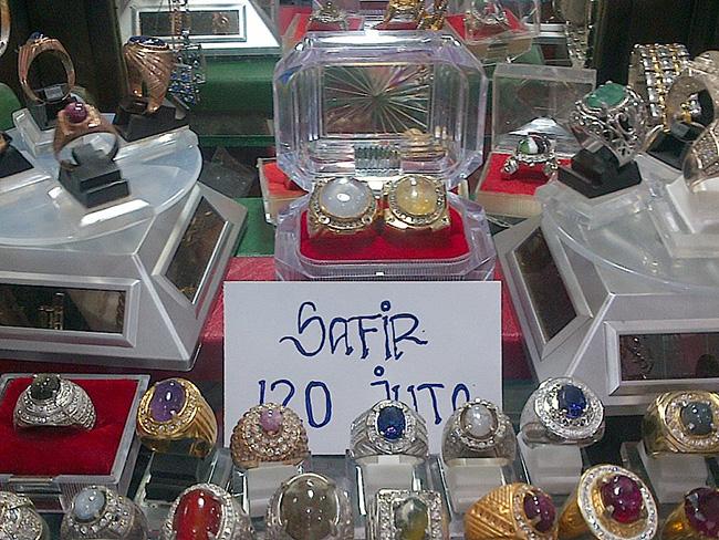 Ini Batu Safir Seharga Rp120 Juta