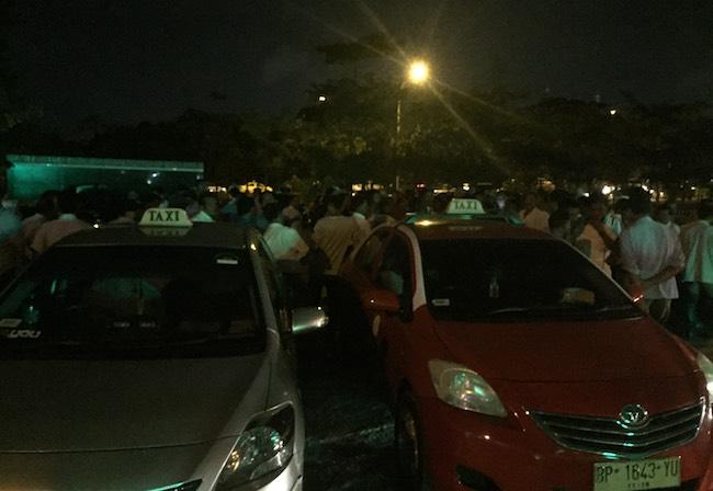 Ratusan Sopir Taksi Konvensional Masih Bertahan di Mapolresta Barelang