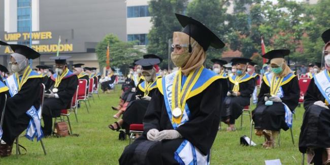 Sekeluarga Wisuda Bareng, Ayah Ibu Bergelar Magister, Anak Sulung Sarjana Farmasi