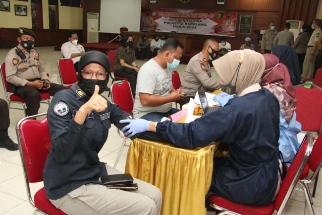 300 Personel Polresta Barelang Disuntik Vaksin Tahap I
