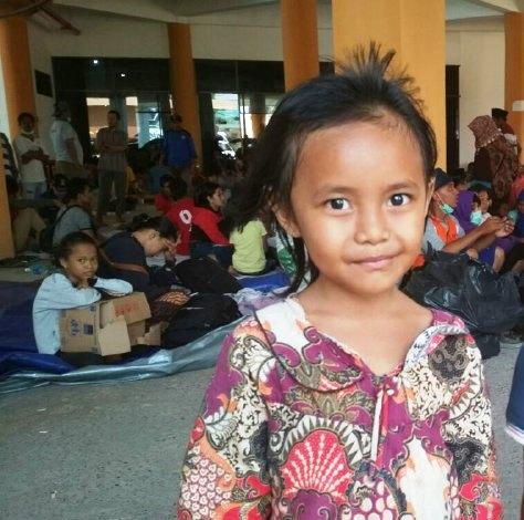 Aisyah: Pak Rudi Bantu Seragam Aisyah Ya?