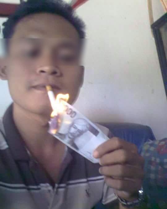 Heboh! Seorang Pria Bakar Uang Kertas Untuk Nyalakan Api Rokok