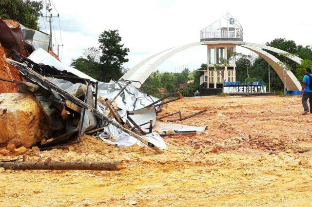 Ganggu Estetika, Baliho Bergambar Bupati Bintan Dirobohkan