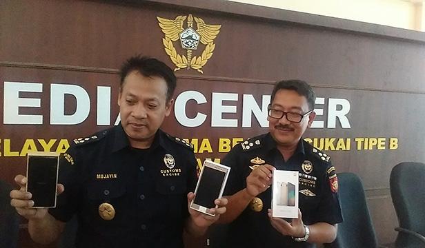 Petugas Bea Cukai Temukan HP China Senilai Rp 738 Juta di Ruang Tunggu Bandara Hang Nadim
