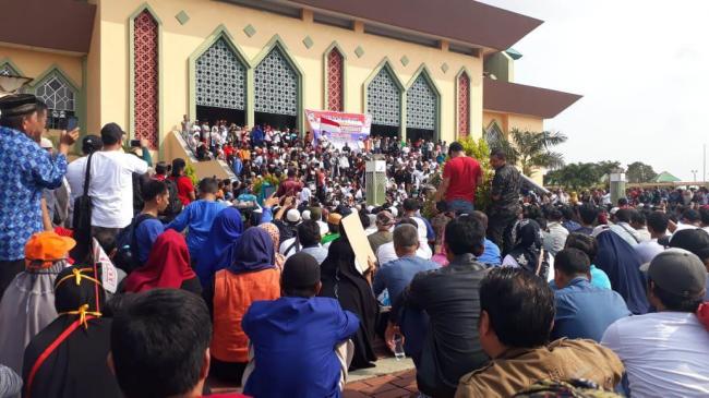 Deklarasi Ganti Presiden Usai, Massa Membubarkan Diri