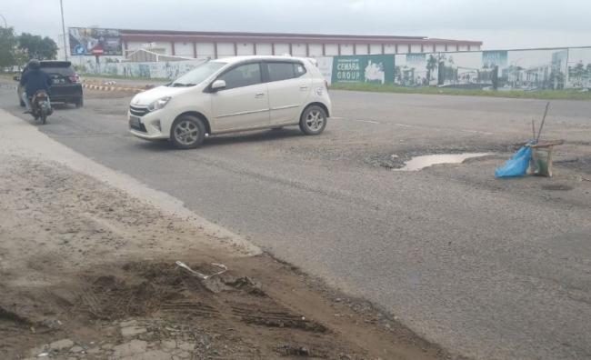 Jalan Berlubang Depan Perumahan PLN Batam Center Banyak Makan Korban