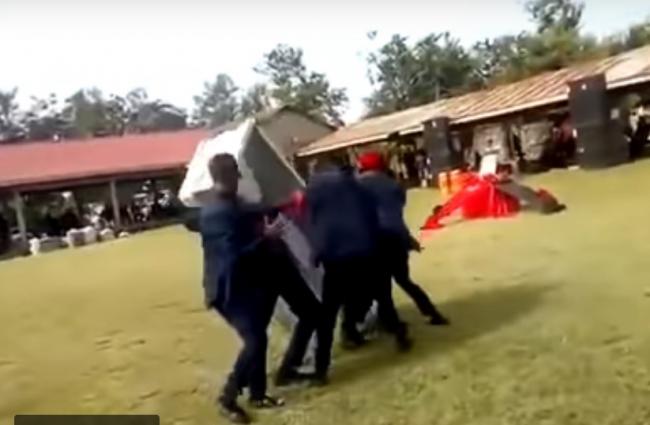 Tradisi Joget Saat Angkat Jenazah Berujung Tragis Jenazah Terjungkal dari Peti