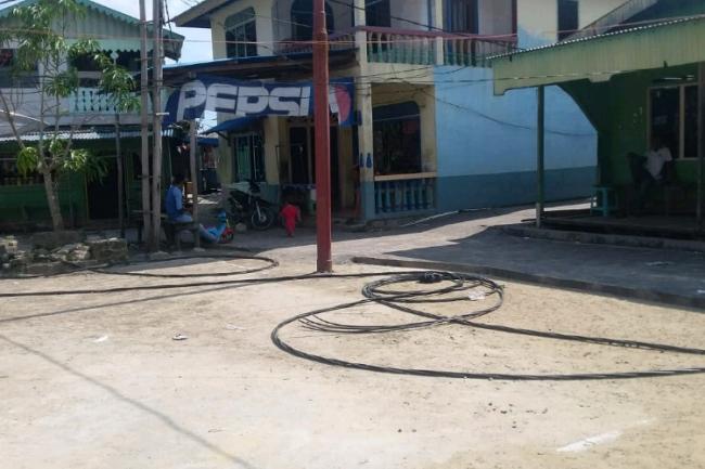 Bukan Dibiarkan, Ini Penyebab Kabel Jaringan Listrik Berserakan di Tanjung Kelit