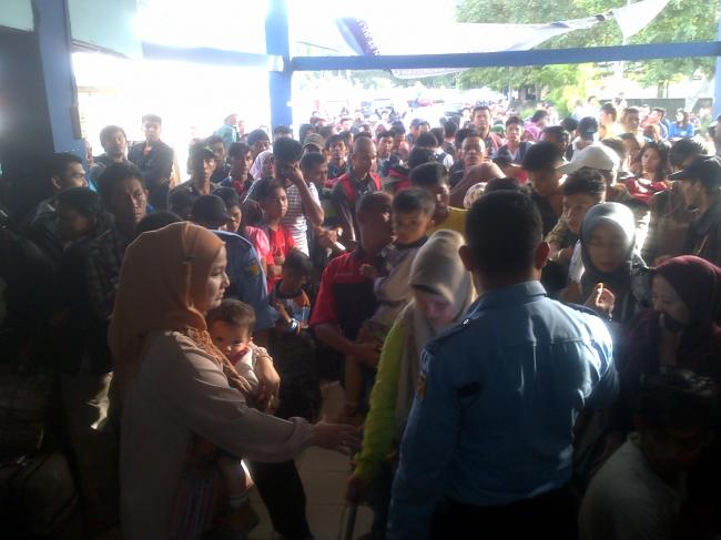 Arus Mudik Padat, Balita Nyaris Terhimpit di Antara Ribuan Calon Penumpang Kapal