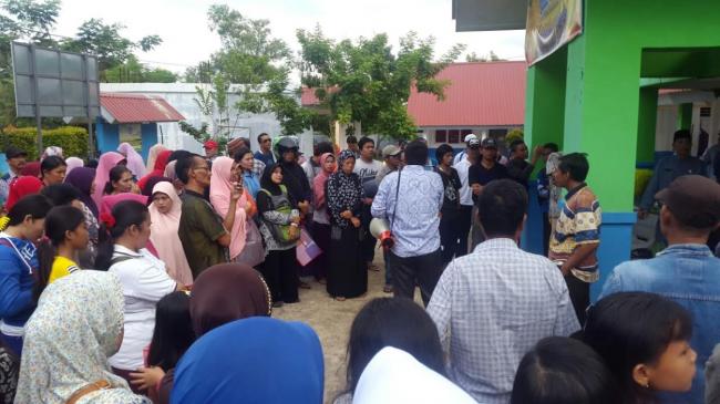 Puluhan Orangtua Murid Demo di SMP Negeri 47 Tanjungriau