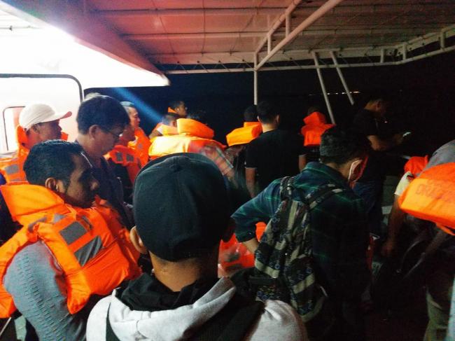 Foto-foto Penumpang Dragon 6 yang Tabrak Karang