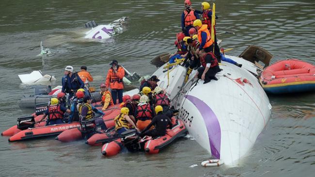 Pesawat ATR TransAsia Jatuh, 9 Tewas 33 Penumpang Belum Ditemukan